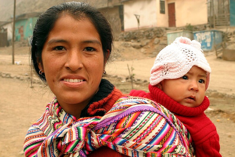 Mutter mit traditioneller Kleidung aus Peru
