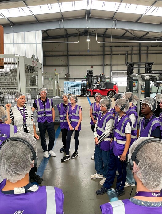 Vorschaubild Bericht „Ausflug in die Vöslauer Fabrik“