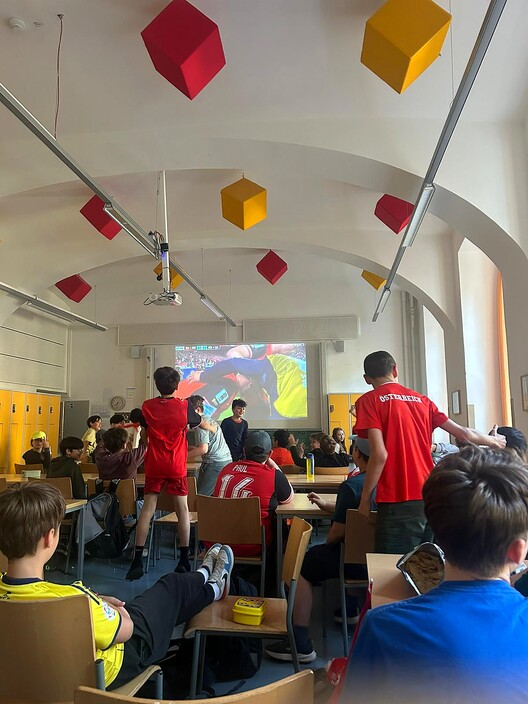 Vorschaubild Bericht „Gemeinsames Fußballschauen: Österreich gewinnt – und die Schulgemeinschaft auch“ Vorschaubild Bericht „Gemeinsames Fußballschauen: Österreich gewinnt – und die Schulgemeinschaft auch“
